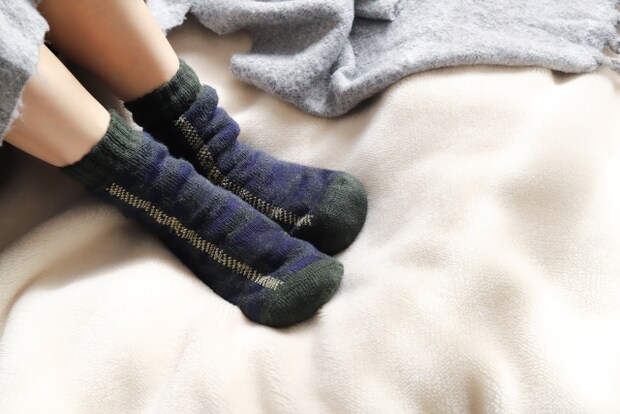 知らないと損！冬キャンプで一番つらい「足先の冷え」、靴下でここまで変わる