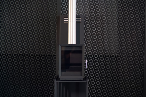 モバイルバッテリーで自動供給。冬キャンプを変えるペレットストーブが凄すぎる！