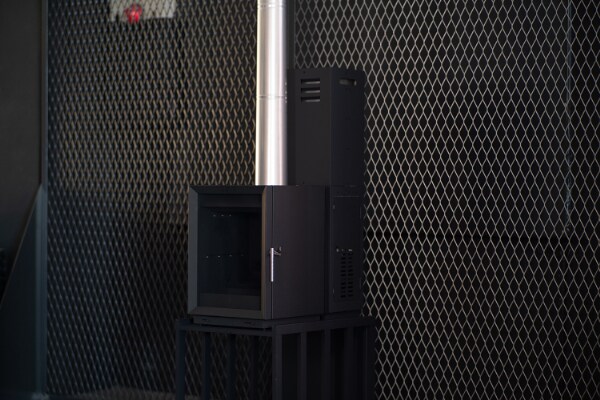 モバイルバッテリーで自動供給。冬キャンプを変えるペレットストーブが凄すぎる！