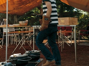 まだ軍手で焚き火してる?買って正解だった焚き火グローブ7選