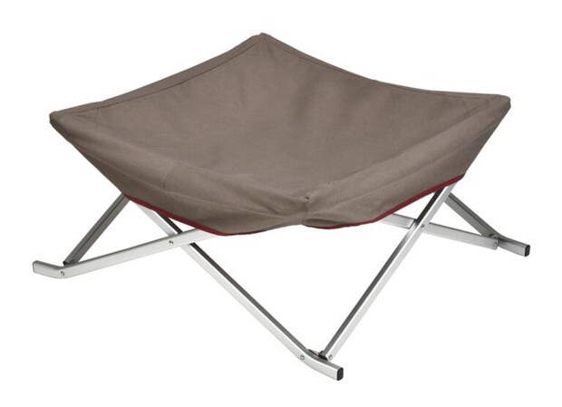 “地面の冷え”から愛犬を守る。冬キャンプで活躍する犬用ベッドおすすめ3選