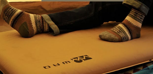 冬キャンプでやりがち…寝袋は完璧なのに寒くて起きる人の共通点と寒さ対策を紹介