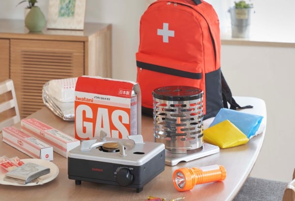 イワタニの新発想が画期的すぎる。コンロにもストーブにもなる「イザまる」とは？