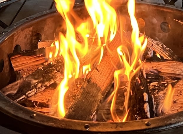 冬こそ焚き火が最高な理由。真冬キャンプの楽しみ方