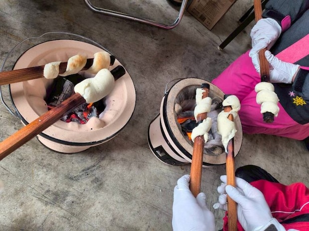 ミオン中里(十日町)ほんやらどう体験豆炭こたつ炭焼きぐるぐるパンと妻有ポークシチュー