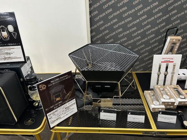 「キャプテンスタッグ」50周年記念製品&新製品を厳選紹介50周年記念アイテム「ステンレスヘキサファイヤグリル 金鹿トングセット」