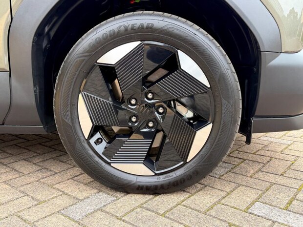 【試乗レビュー②実践編】スズキ eビターラはどのグレードを選べばいい？驚きの価格と走りを深堀り