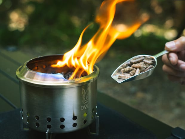 頑張って燃えてる姿が、なんだかかわいい。DODの小さな焚き火台