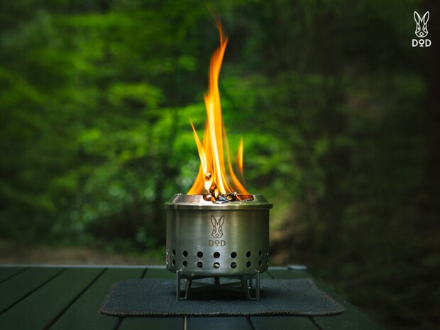 頑張って燃えてる姿が、なんだかかわいい。DODの小さな焚き火台