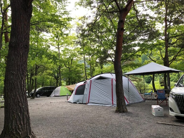 “四季を楽しむ篠沢大滝キャンプ場”キャンプの醍醐味すべてが揃う高原フィールド