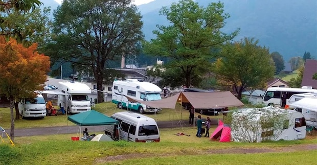 立山山麓家族旅行村 - 賑わう人気のキャンプ場