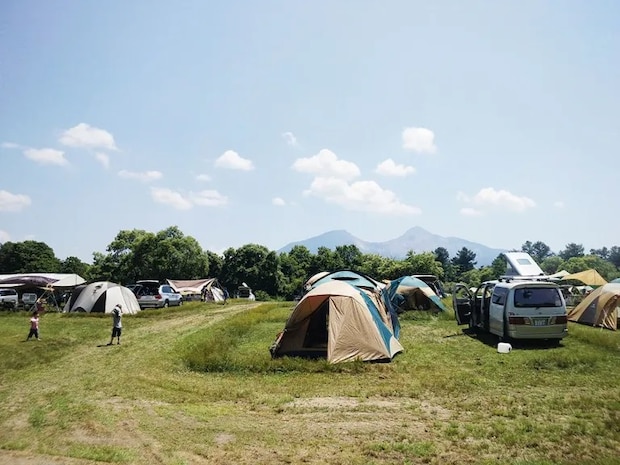 休暇村 裏磐梯キャンプ場 - 青空が頭上いっぱいに広がるフリーサイト
