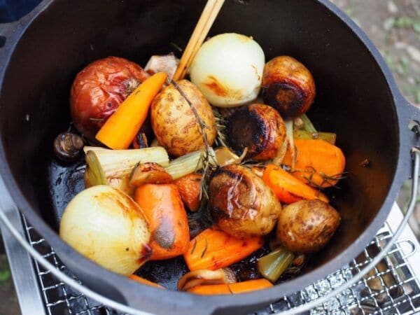 ダッチオーブンの「ダッチ」とは? 由来と歴史をわかりやすく解説