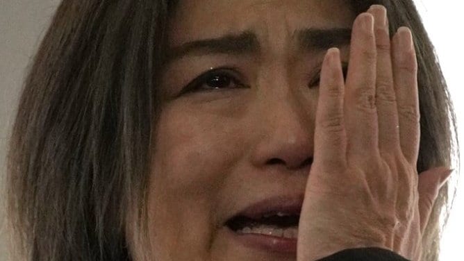 〈失職の田久保市長が涙〉クビで渾身の自虐ネタ「市長職も中退でなく除籍になってしまいました!」あきらめ? 再起?「再出馬は相談して決めます」議長は「退学だろ!」と怒り