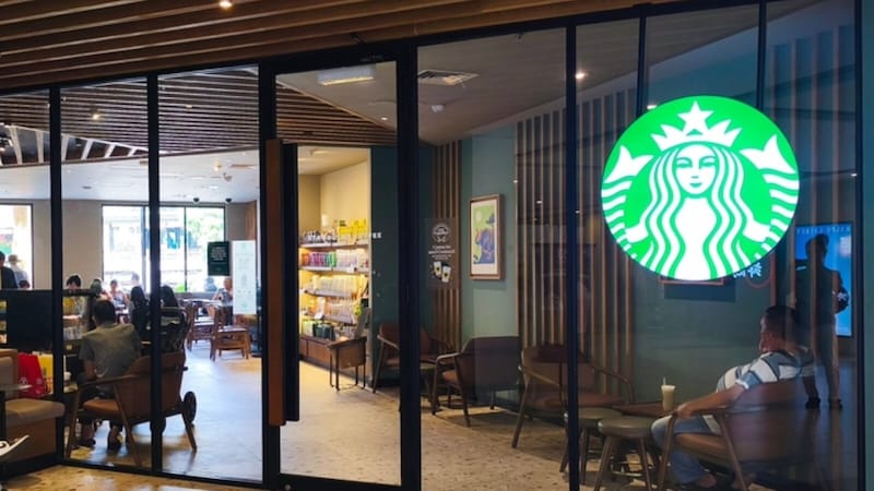 【恐怖の体験】スタバで突然、知らないおじさんに「1個食べていい?」… “距離感バグ”の行動にSNS大反響