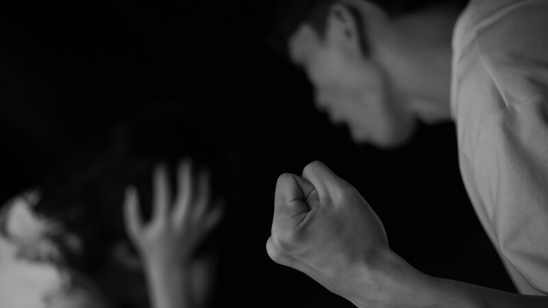 「この豚! 誰が面倒見てやってると思ってるんだ!」妻の不倫をきっかけにモラハラ夫になってしまった男が気づいた“毒親の呪い”