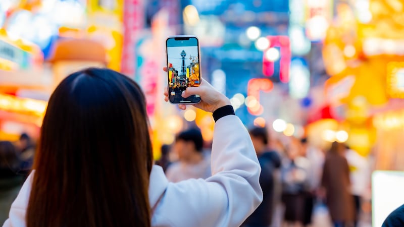 「バイト先で勝手にスマホを充電したらヤバい?」「写真を撮る時に他の人が写りこんだら盗撮なの?」スマホにまつわる犯罪に要注意!〈弁護士が解説〉