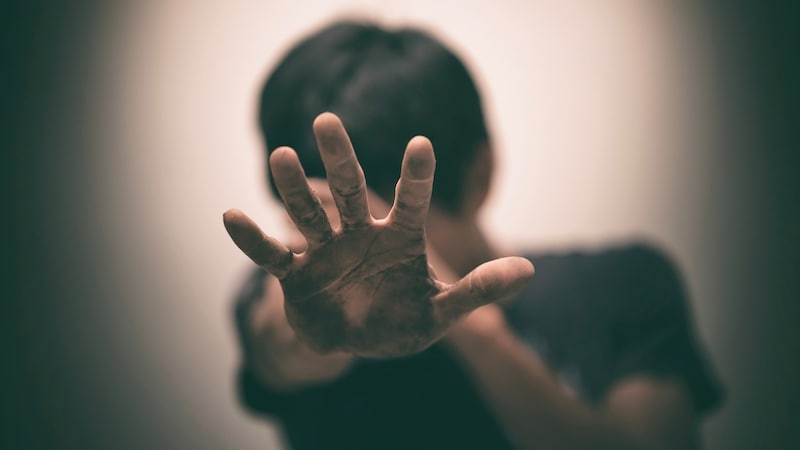 「飛び降りろ!」妹に真冬のベランダへ閉め出され…東大卒・有名評論家の父、上昇志向の強い母、優秀な妹…エリート家庭に育った男性はなぜひきこもったのか