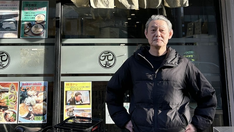 〈年越しそば〉25年のサラリーマン生活を捨てて立ち食いそば屋に…物価高の時代を支える「一杯420円」の裏側【そば うどん 元長】