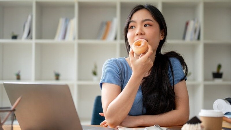 「あのね、そうやって食べてると太るわよ」パリジェンヌの同僚が忠告した今すぐやめるべき食習慣とは？