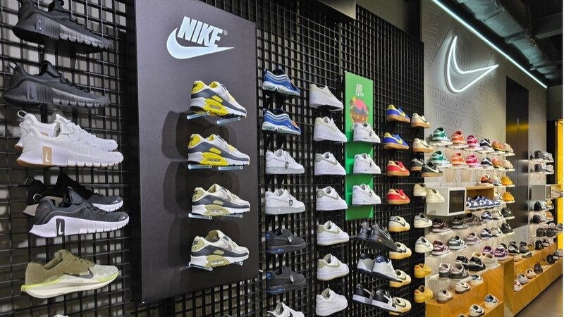 スニーカー人気が高まった背景とは…実用と美意識のバランス感覚を10年前にパリジェンヌは予見していた？