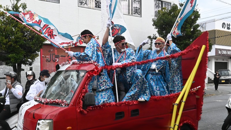 車の屋根をブッタ斬って“オープンカー”に…ヤンチャ度高め“沖縄・二十歳の集い”ルポ「捕まって6000円罰金払ったけどたいしたことない！」