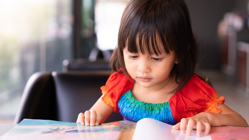 アリとキリギリス、北風と太陽…なぜ子どもには「物語」で教訓を伝える必要があるのか?ただ説明するだけでは「実感」につながりにくい科学的根拠