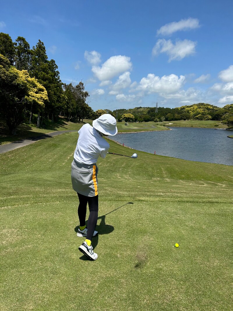 〈女子ゴルフ〉ステルス ２にドライバーを変えたら、球筋の素性がよくなってランが出るようになった！