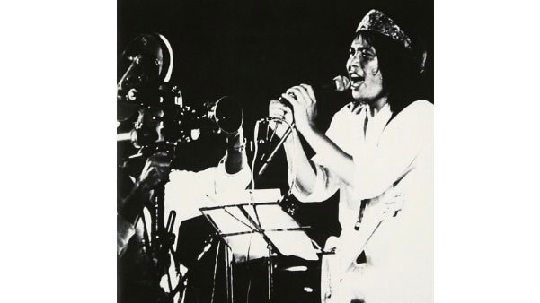 日本初の7万人超コンサート、吉田拓郎が限界まで歌い続けた12時間の結末「吉田拓郎は疲労困憊で一歩も動けません」