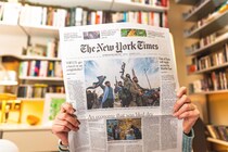 なぜ富裕層は新聞に回帰するのか？ 過去最高更新したNYタイムズの発行部数が示唆する「フェイクニュース」拡散への脅威