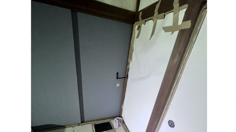 「ミステリー小説に出てきそう」夜逃げ物件に残された“リアル開かない部屋”…引き戸にドアチェーン、大家が目撃した異様な改造の真相