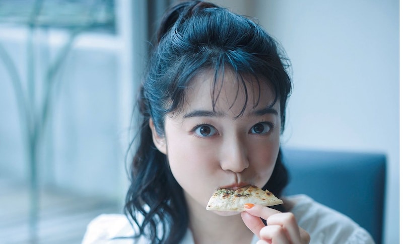 上白石萌音、世界を“ガブリ”した2年半　初グルメフォトエッセイで明かした「書くこと」の変化