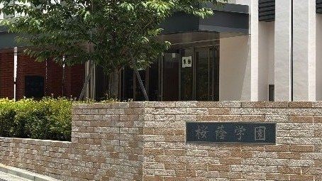 〈桜蔭VSタワマン騒動〉「マニアがくる…教室をのぞかれる」OGたちが危惧する今後“無防備すぎる女子校ライフ”と“中受戦争”…近隣は過去の因縁から「自業自得」の声も