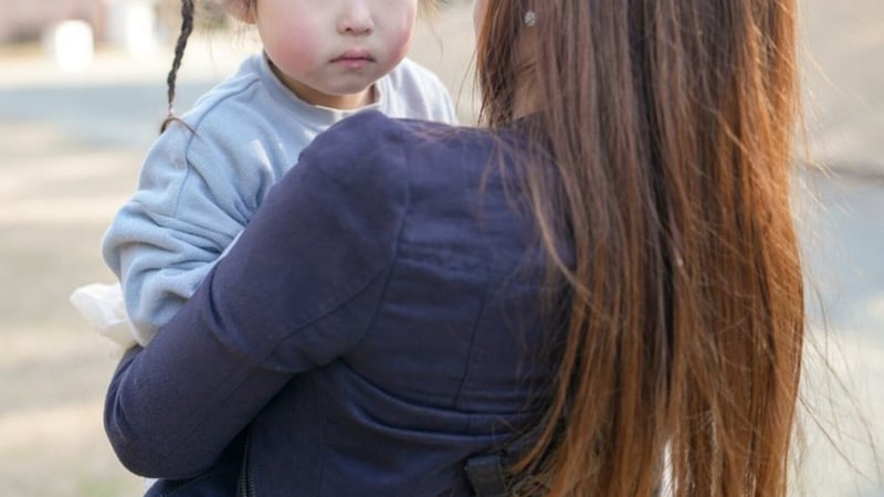 「気持ちいいねぇ」と娘の腕をさすさす… 赤ちゃんへの“無許可タッチ”に怒りの声 母親がとった“平和的すぎる防衛策”