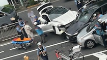 《高級外車同士が…》「猛スピードで柵も越えてきた」ポルシェがテスラに衝突し3台の事故、小学生も巻き込まれ…逮捕された20代タトゥー男は「ポケットに手をつっこんでいた」