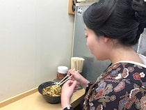 午前3時の立ち食いそば屋には、着物姿の銀座の女将も　常連たちが通う「そばのスエヒロ八丁堀店」と深夜そばの魅力