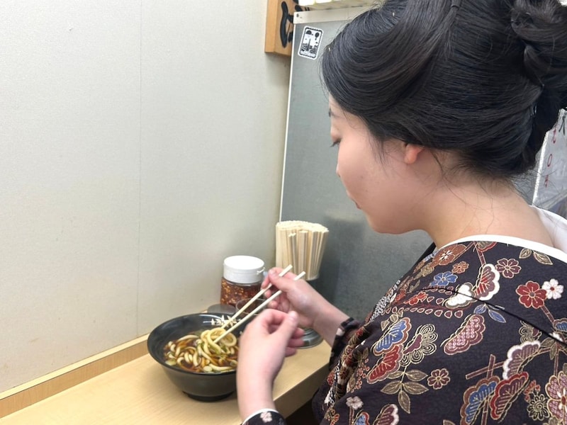午前3時の立ち食いそば屋には、着物姿の銀座の女将も　常連たちが通う「そばのスエヒロ八丁堀店」と深夜そばの魅力