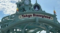 〈ディズニーグリーティング問題〉「あの子がいるせいでキャラクターが私の方を見てくれない！」子連れ家族を悩ませる“オタの暗黙ルール”、運営は「しかるべき対応を」