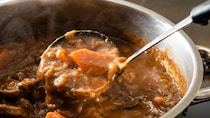 老舗の“継ぎ足しカレー”は安全なのか「味を作るために必要な工程…火を入れているから大丈夫」に専門家が反論、煮込み料理に潜む食中毒リスク「原因に気づきにくい」