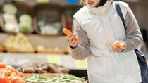 なぜ私たちは「選ぶこと」に疲れたのか…AI活用から百貨店離れまで広がる“選ばない消費”の正体