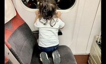 「しつけのできていない子」電車内で子どもの靴が服に何度も当たり…マナーをめぐり賛否「親が注意すべき」「言い方がきつすぎる」