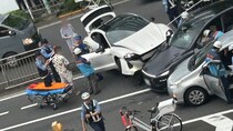 《高級外車同士が…》「猛スピードで柵も越えてきた」ポルシェがテスラに衝突し3台の事故、小学生も巻き込まれ…逮捕された20代タトゥー男は「ポケットに手をつっこんでいた」【2026年6月ニュース記事3位】