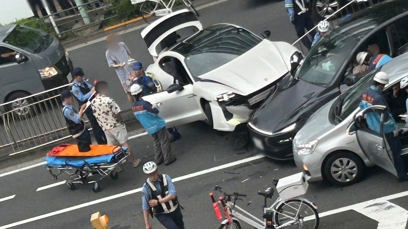 《高級外車同士が…》「猛スピードで柵も越えてきた」ポルシェがテスラに衝突し3台の事故、小学生も巻き込まれ…逮捕された20代タトゥー男は「ポケットに手をつっこんでいた」【2026年6月ニュース記事3位】