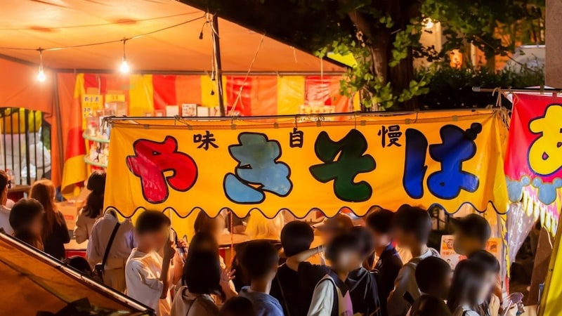 《祇園祭の露店付近で撮影?》包装された焼きそば麺が「地面に直置き…」 夏祭りで食中毒を避ける“店選び”のポイント【2026年7月バズり記事4位】