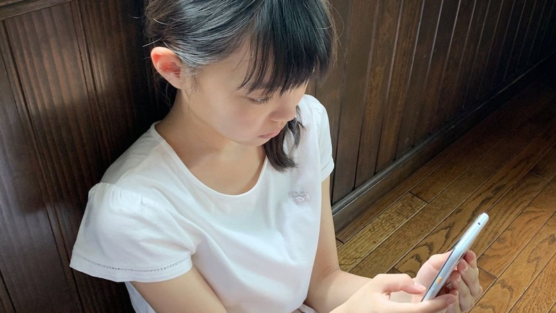 「沖縄の海でゲーム三昧」「ディズニーでスマホめぐり親子喧嘩」旅先でスマホを手放さない子ども、親はどうする? 親も見直したい3つのルール