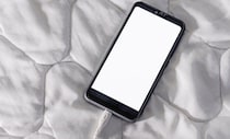 「起きてすぐスマホ」がやめられない人へ…充電コードを“短くするだけ”で朝が変わる意外な理由
