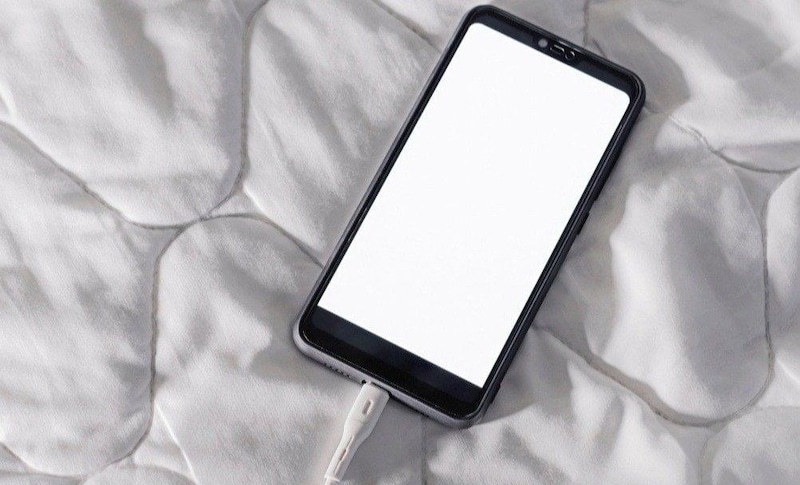 「起きてすぐスマホ」がやめられない人へ…充電コードを“短くするだけ”で朝が変わる意外な理由
