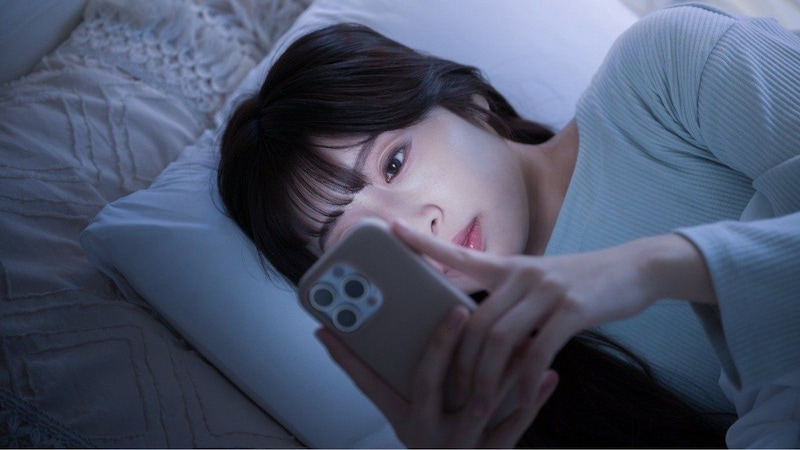 「寝る前のスマホ」がやめられない人へ…画面を「白黒」にするだけで手放しやすくなる意外な理由