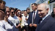 〈「安倍晋三氏はまったく正しい政治家でした」〉プーチン初の択捉島上陸、ロシアが今さら安倍氏を称賛する“本当の狙い”