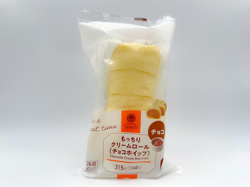ファミリーマート「もっちりクリームロール（チョコホイップ）」が話題！
